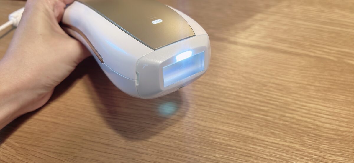 Ulike Air10 Maxの照射部ランプが点灯した状態