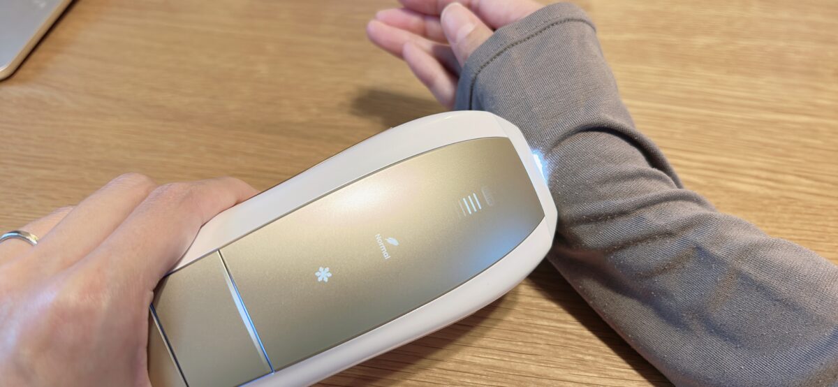 濃い色のタイツにUlike Air10 Maxを当てて出力ゲージが下がった状態