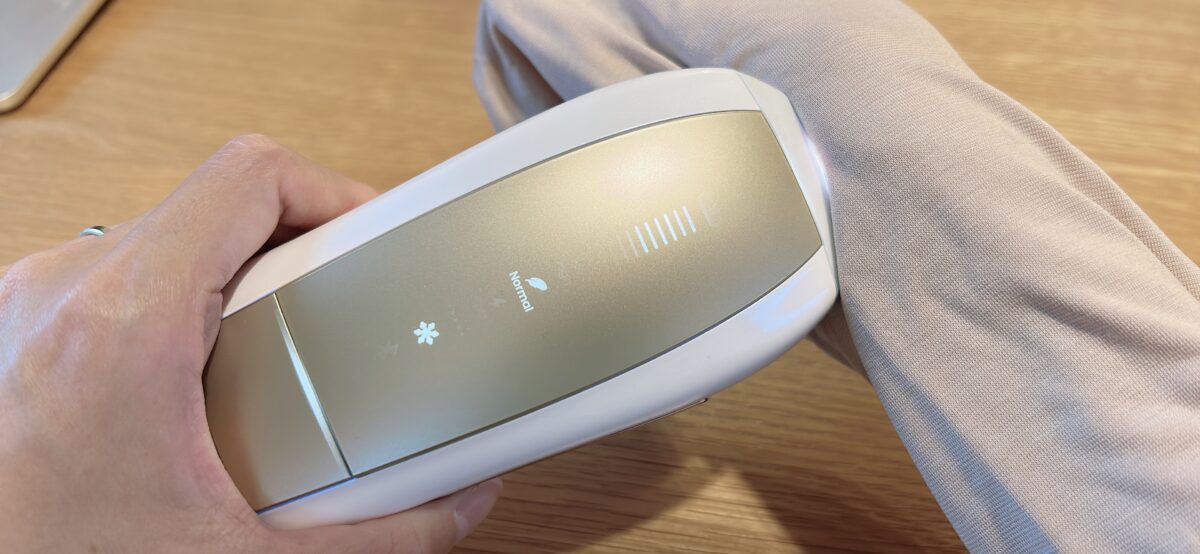 明るい色のタイツにUlike Air10 Maxを当てて出力ゲージが高くなった状態